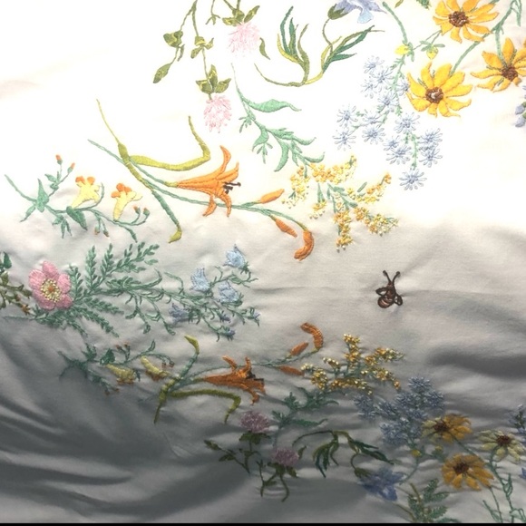 Embroidered floral white tablecloth - Picture 6 of 6